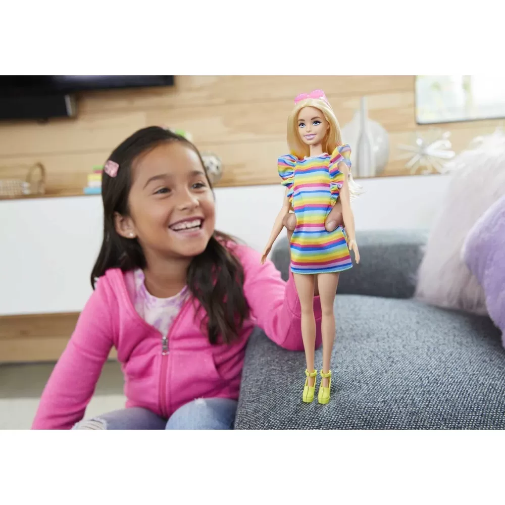 Barbie Muneca Con Vestido Arcoiris Fashionista Modelos Surtidos Outlet